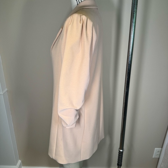 Classic Alice and Olivia Muriel Blazer/Coat with Scrunched Sleeves - Picture 5 of 8